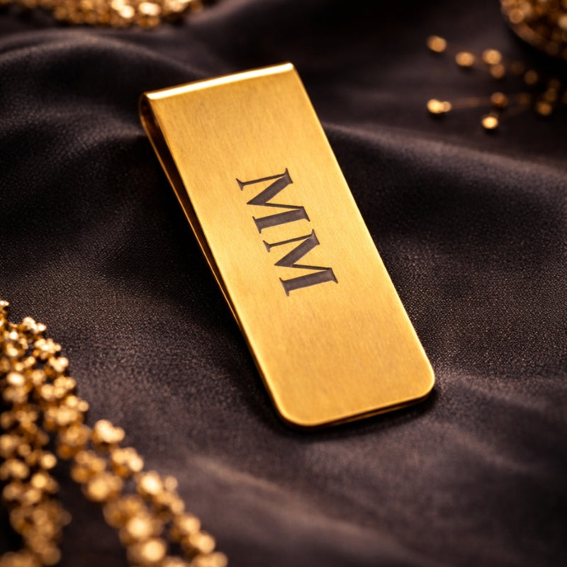 Luxe goudkleurige MM moneyclip op zwarte achtergrond met gouden accenten
